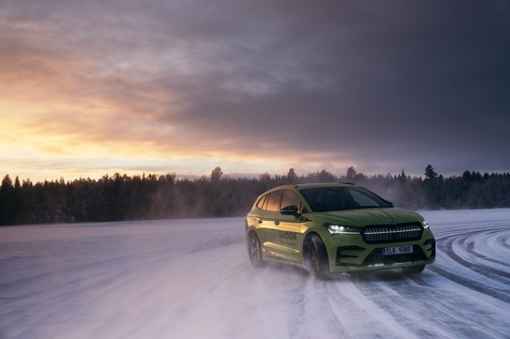 7,351 kilométert driftelve állított fel a jégen két GUINNESS-világrekordot a Škoda Enyaq RS iV