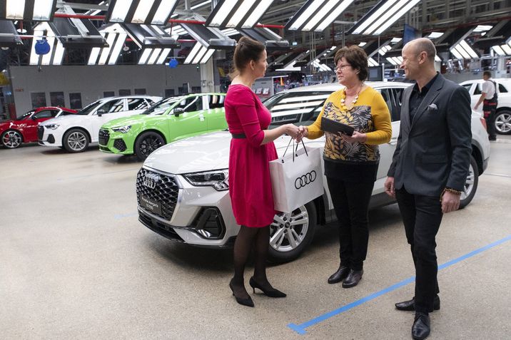 Átadták az ötvenezredik új Audit Magyarországon: egy győri Audi Q3 modellt