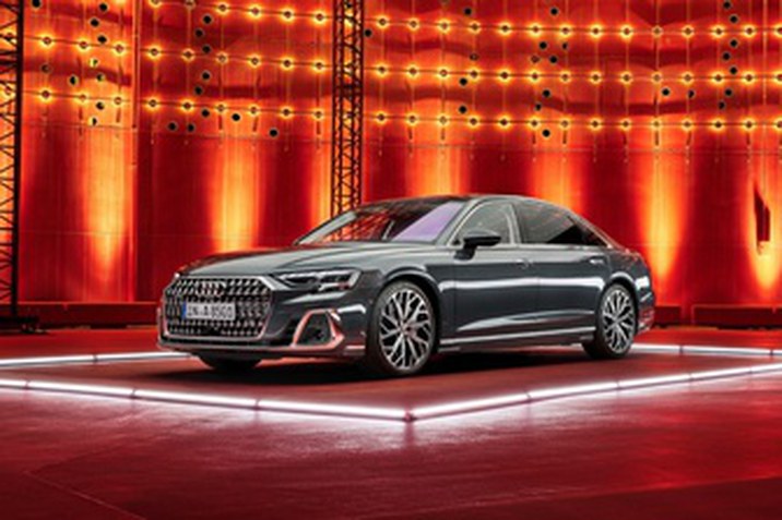 A továbbfejlesztett Audi A8